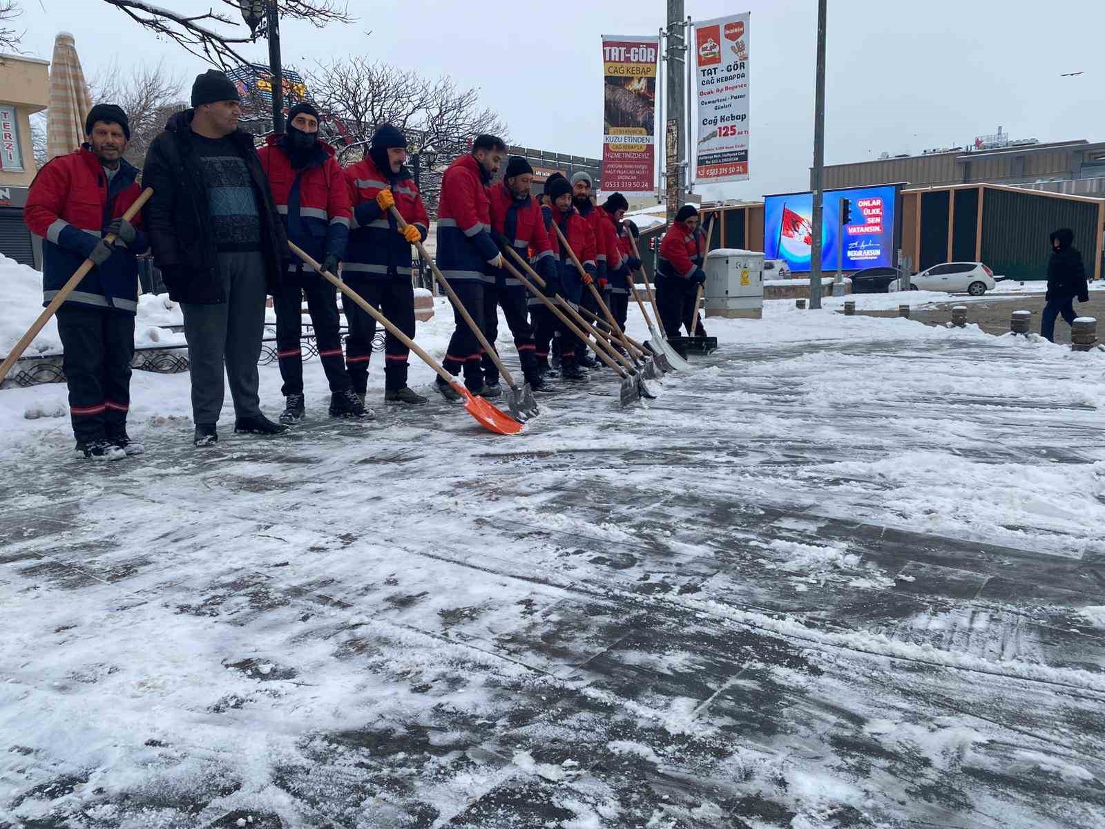 Erzincan kent merkezinde karla mücadele çalışmaları sürüyor