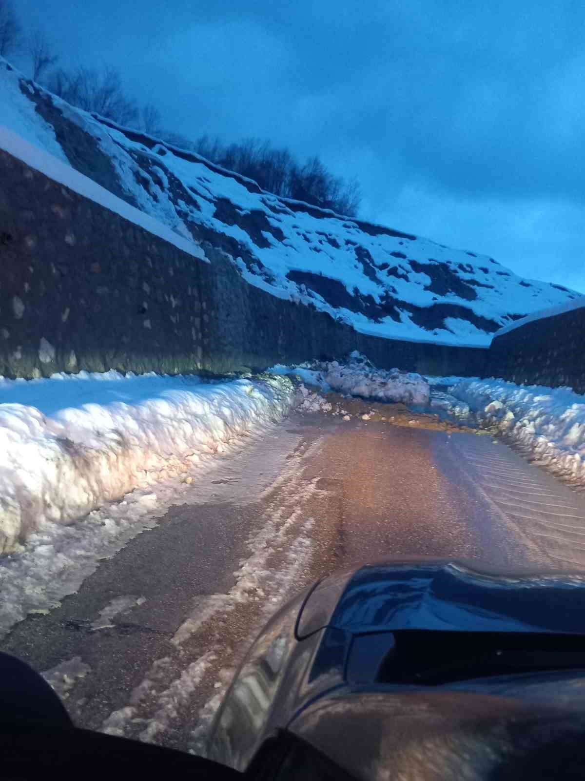Türkeli’de heyelan: Köy grup yolu ulaşıma kapandı