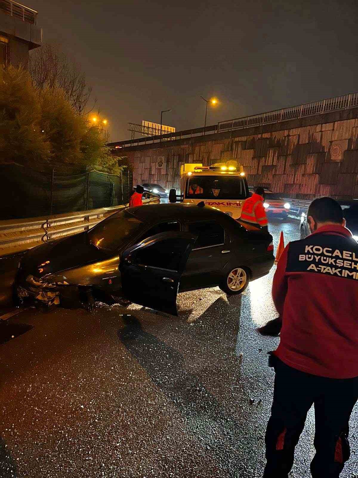Belediye ekipleri yolda g&ouml;rd&uuml;kleri kazaya m&uuml;dahale etti
