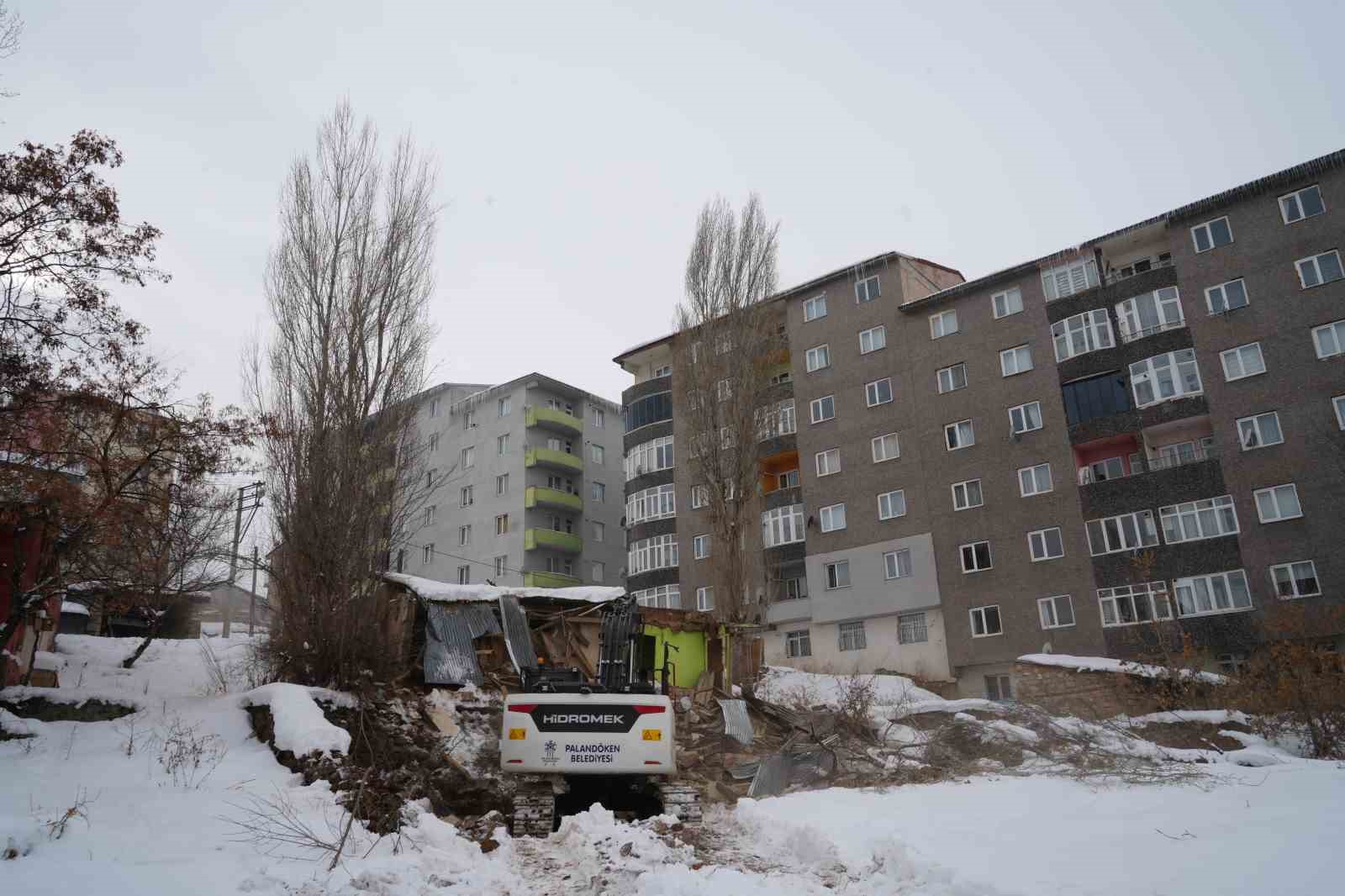 Erzurum&rsquo;da g&uuml;venlik ve huzur i&ccedil;in metruk binalar tek tek yıkılıyor
