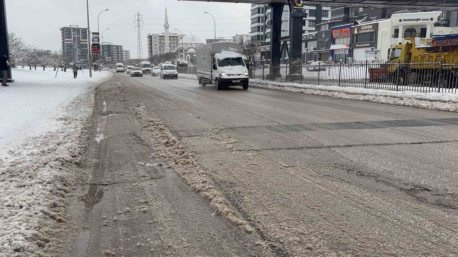 Gaziantep’te kar yağışı devam ediyor