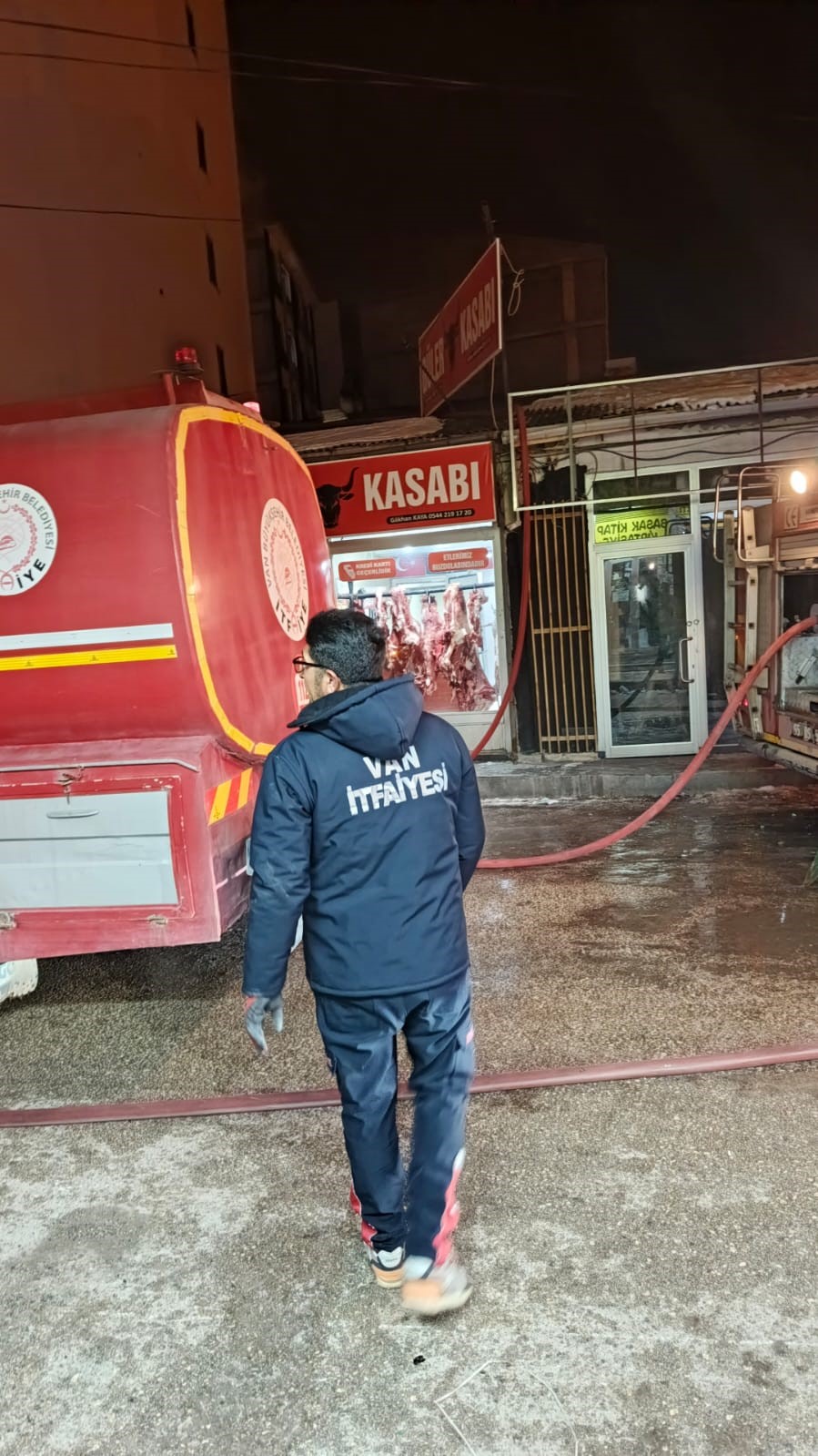Van’da korkutan yangın: 5 iş yeri zarar gördü