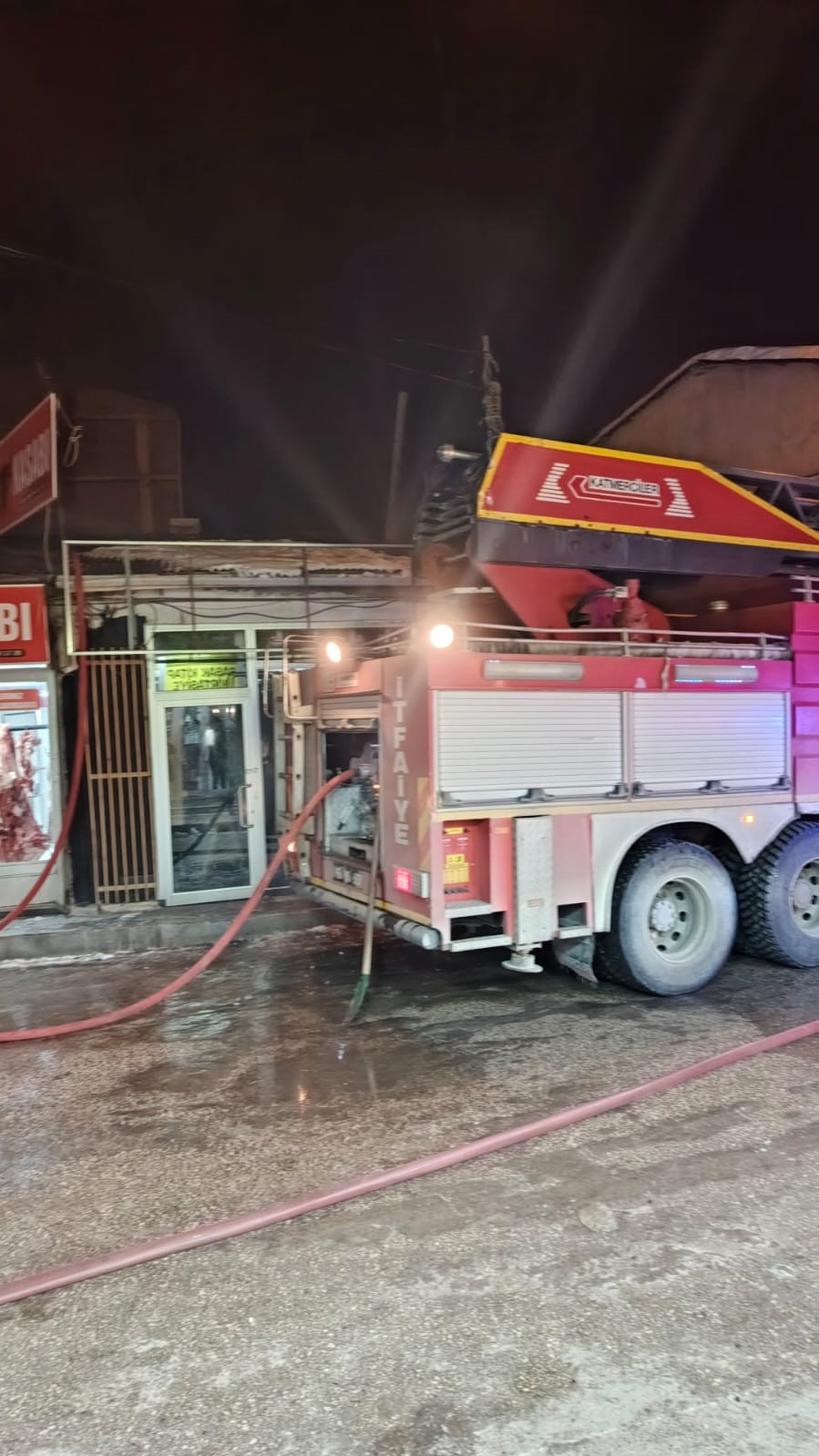 Van’da korkutan yangın: 5 iş yeri zarar gördü
