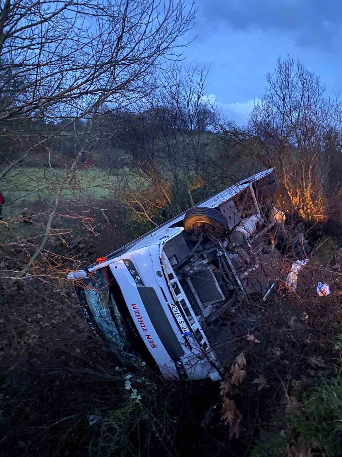 Balıkesir&rsquo;de servis aracı şarampole u&ccedil;tu: 14 yaralı

