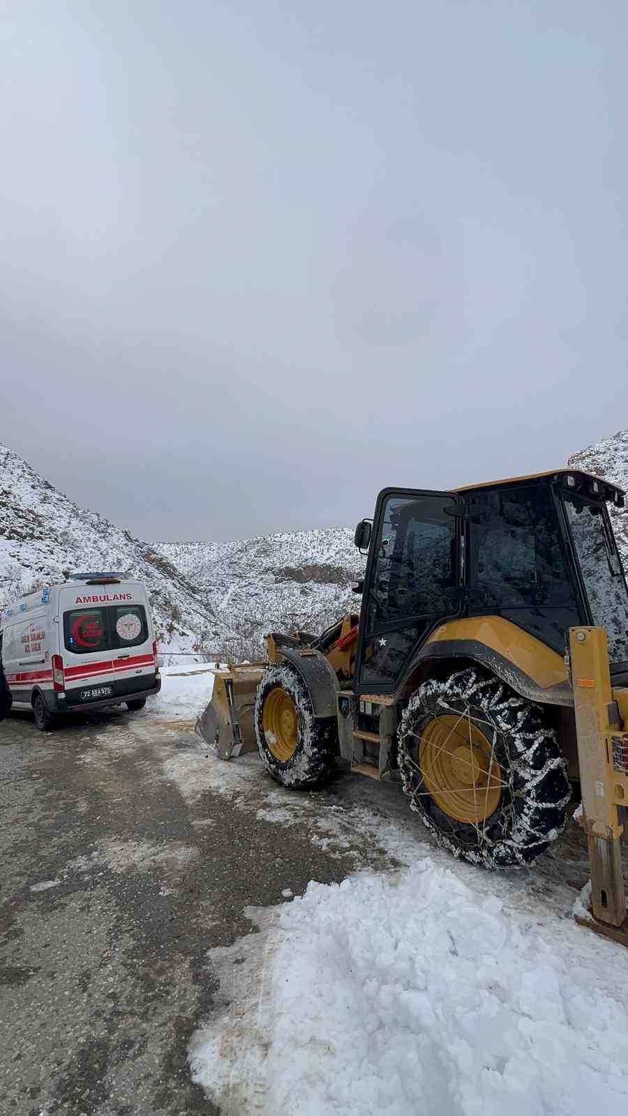 Batman&rsquo;da kapalı yol a&ccedil;ıldı, 14 yaşındaki G&uuml;ls&uuml;m sağlık ekiplerine ulaştırıldı
