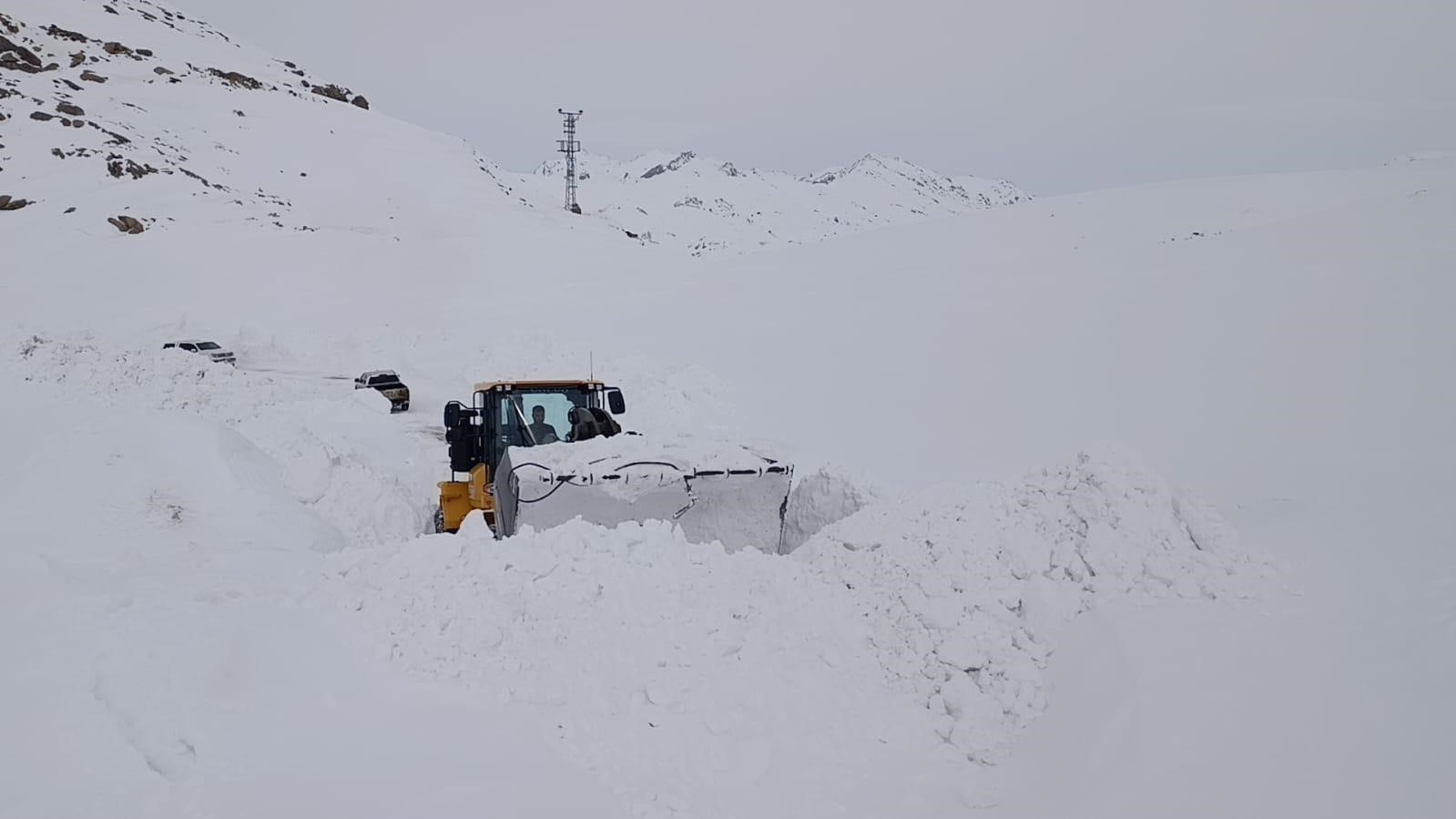 Kar kalınlığı iş makinelerinin boyunu aştı, çalışmalar durmadı