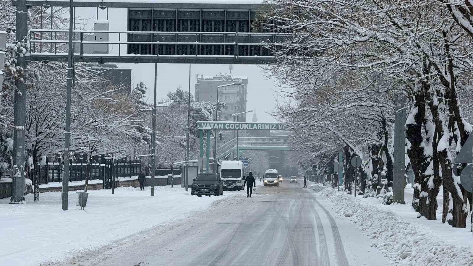 Diyarbakır’da kar yağışı etkisini sürdürüyor, uçak seferleri iptal edildi