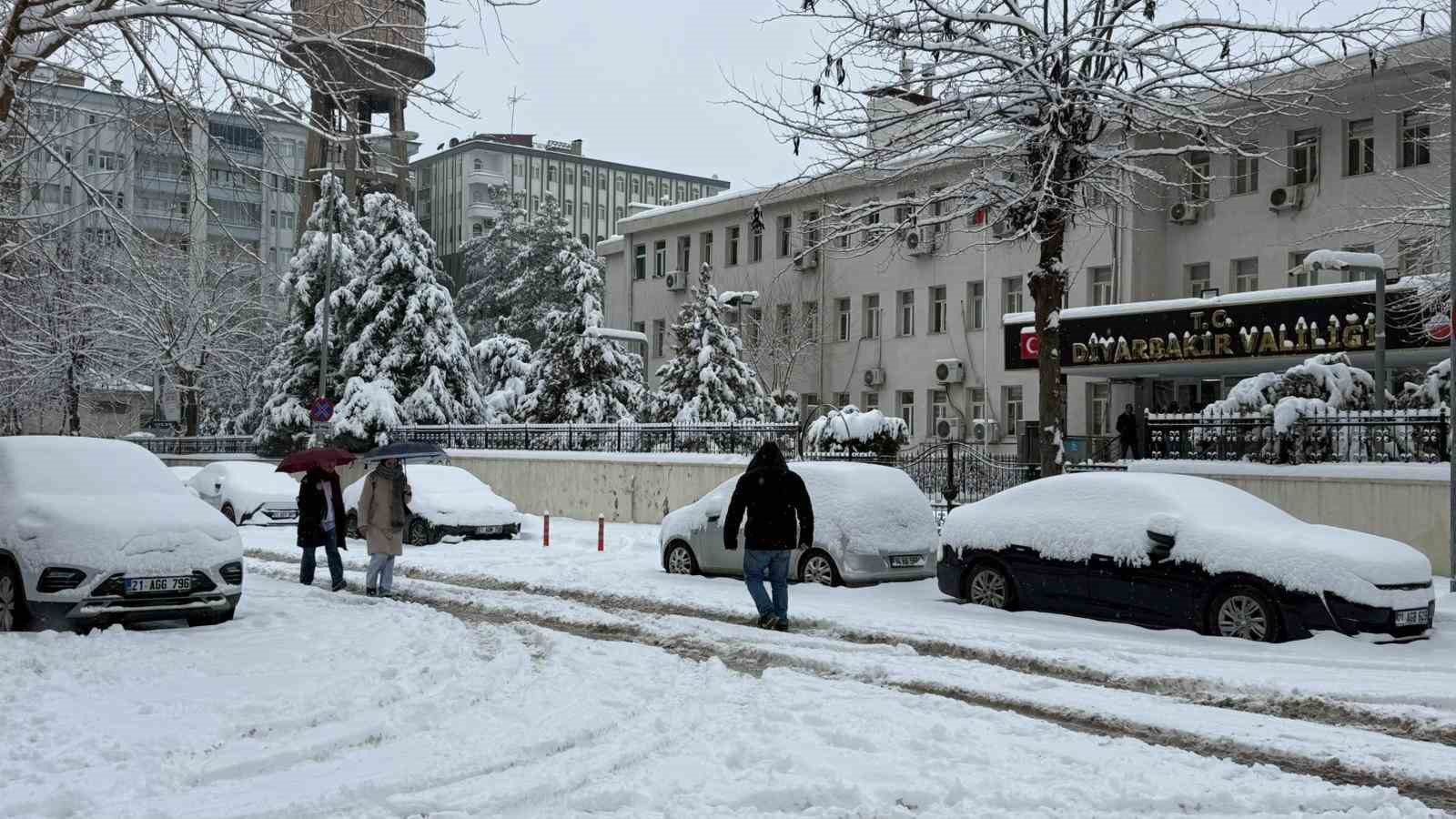 Diyarbakır&rsquo;da kar yağışı etkisini s&uuml;rd&uuml;r&uuml;yor, u&ccedil;ak seferleri iptal edildi
