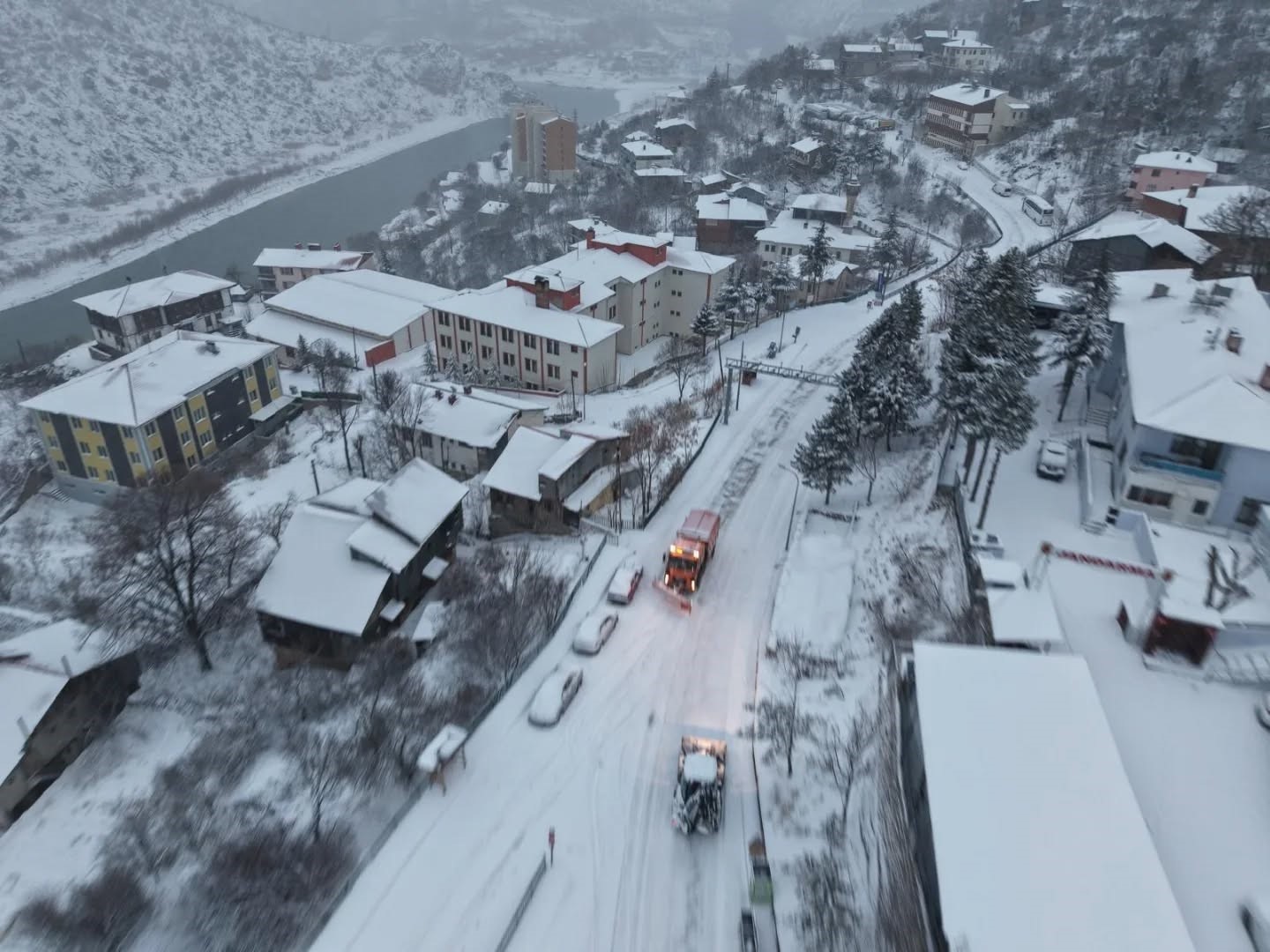 Kemaliye güne karla uyandı