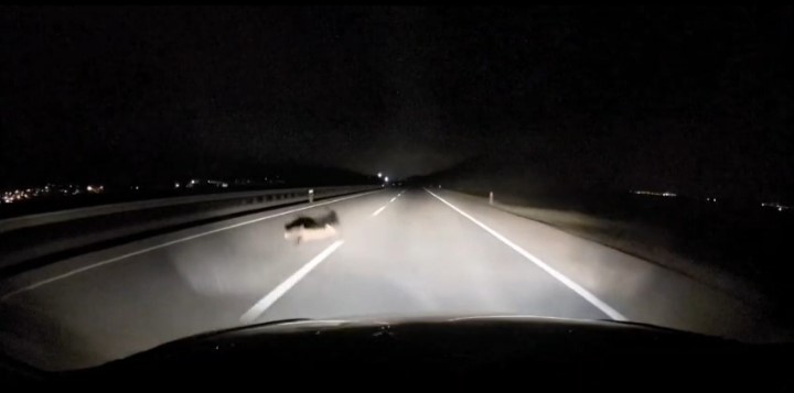 Yola atlayan tilkiye ara&ccedil; &ccedil;arptı
