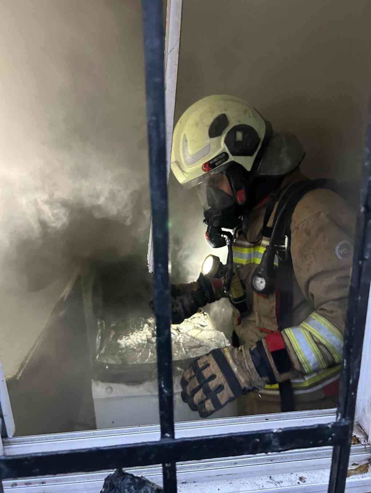 İskenderun’da yangında dumandan etkilenen vatandaşı itfaiye kurtardı