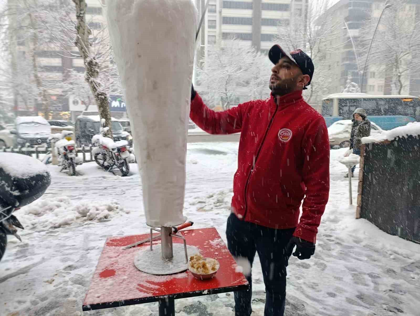 Beyaza bürünen Kahramanmaraş’ta ’karsambaç’ vazgeçilmez tatlı oldu