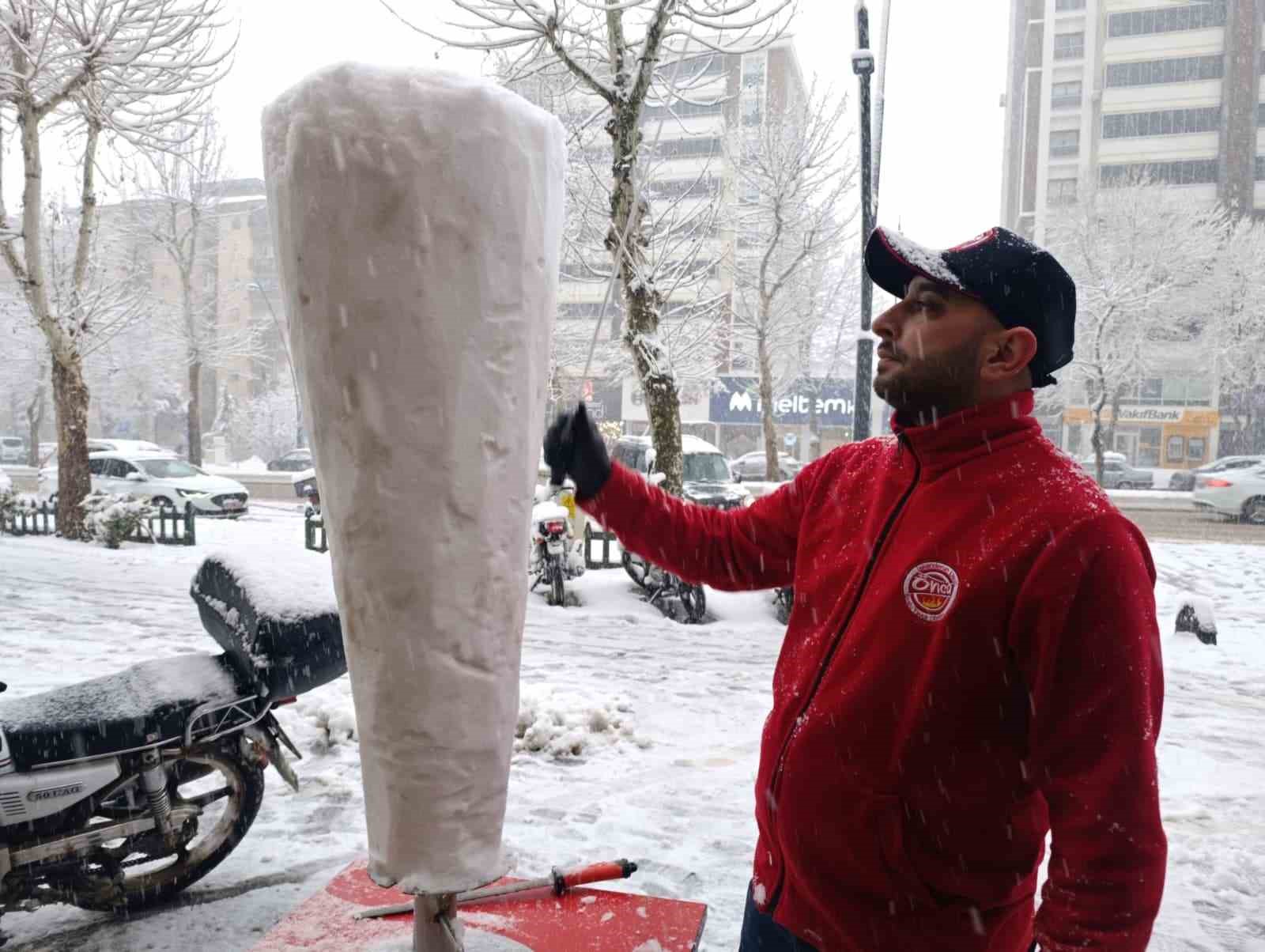 Beyaza b&uuml;r&uuml;nen Kahramanmaraş&rsquo;ta &rsquo;karsamba&ccedil;&rsquo; vazge&ccedil;ilmez tatlı oldu

