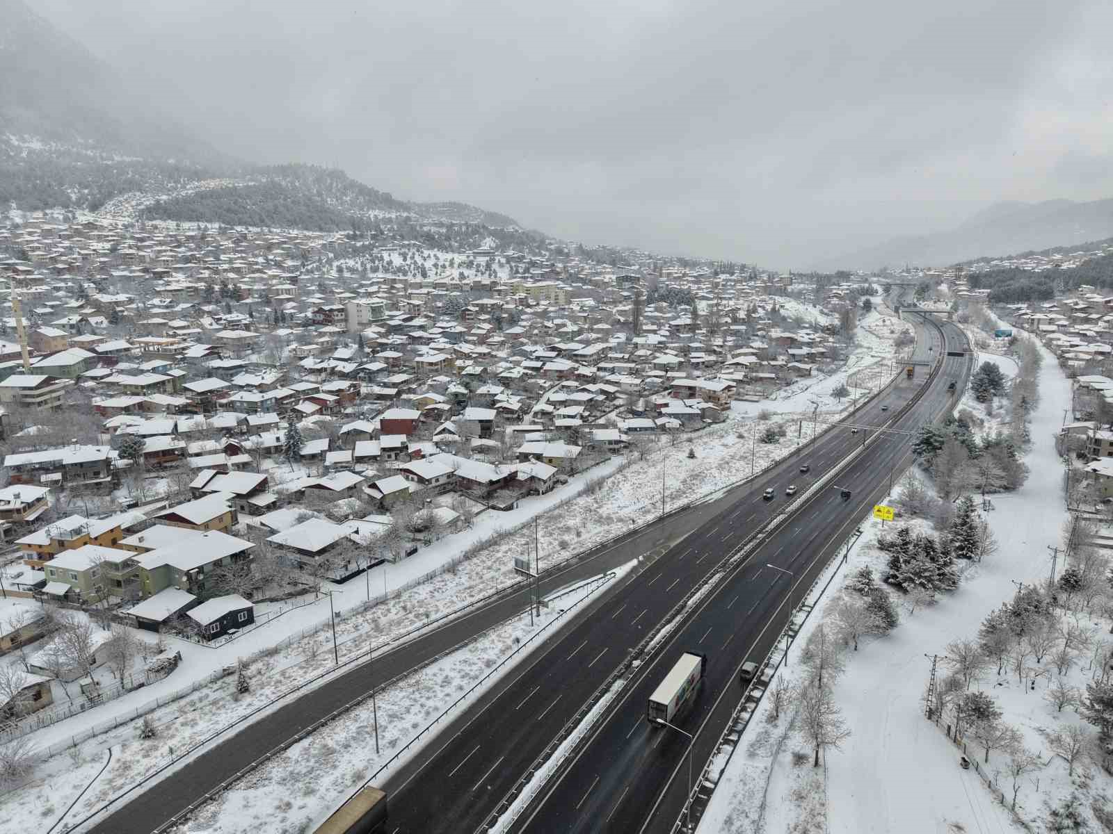 Pozantı beyaza büründü