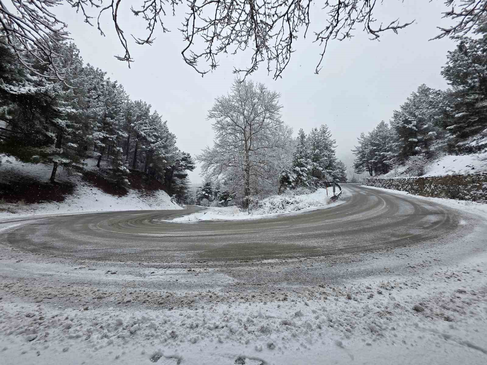 Pozantı beyaza b&uuml;r&uuml;nd&uuml;
