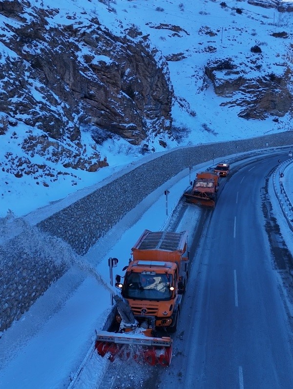 Bayburt&rsquo;u &ccedil;evre illere bağlayan yollarda karla m&uuml;cadele s&uuml;r&uuml;yor
