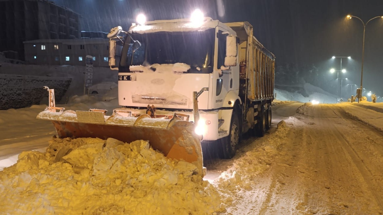 Kahramanmaraş’ta belediye ekiplerinin kar mesaisi