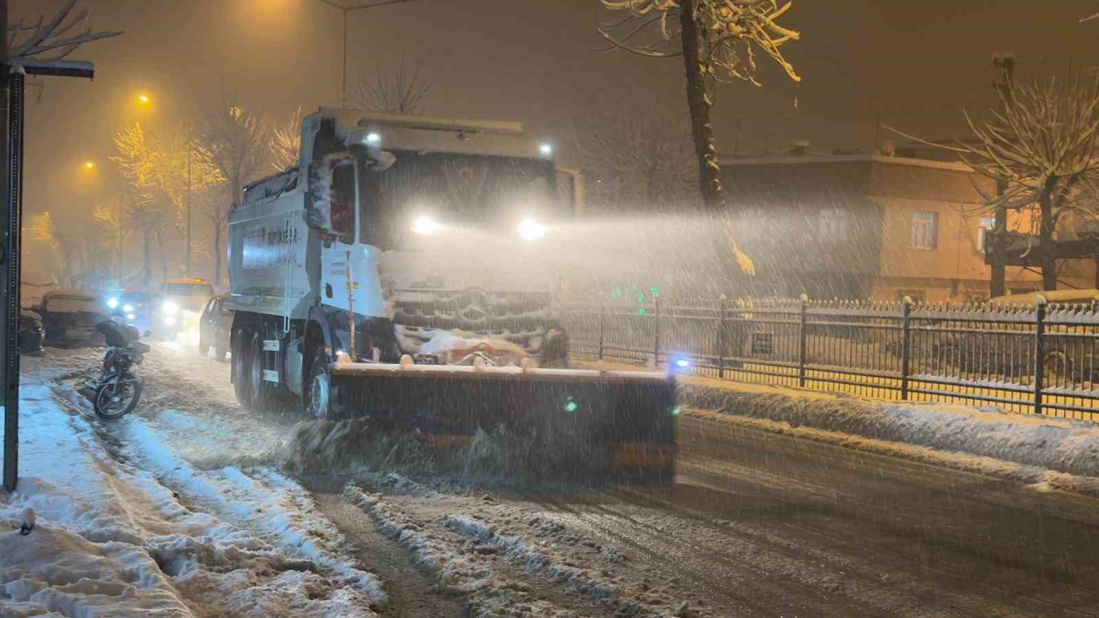 Kahramanmaraş&rsquo;ta belediye ekiplerinin kar mesaisi
