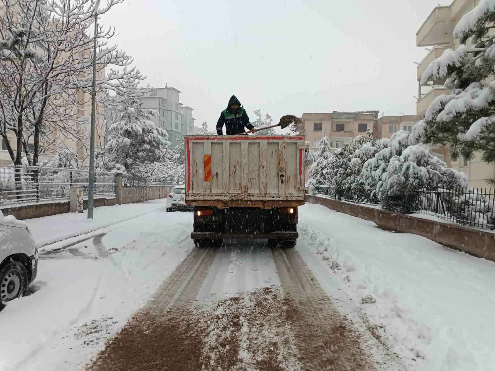 Onikişubat Belediyesi karla m&uuml;cadelede tam teyakkuzda
