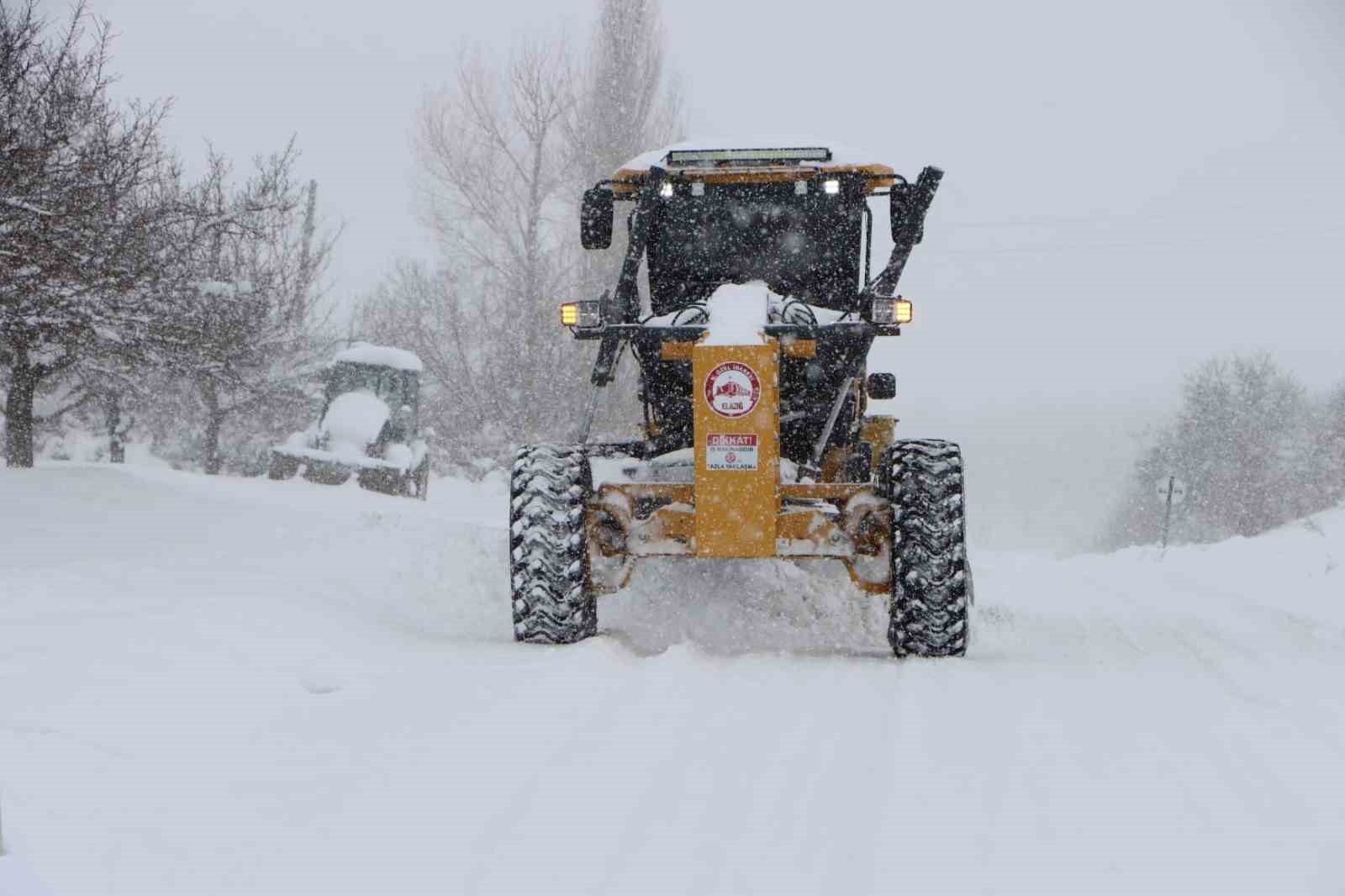 Elazığ’da kar yağışı etkili oldu: 533 köy yolu kapandı