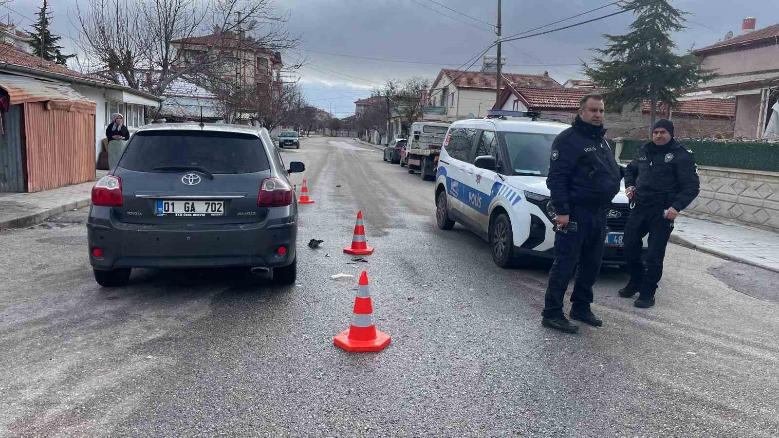 Karaman&rsquo;da otomobille &ccedil;arpışan motosiklet s&uuml;r&uuml;c&uuml;s&uuml;n&uuml;n &ccedil;enesi kırıldı
