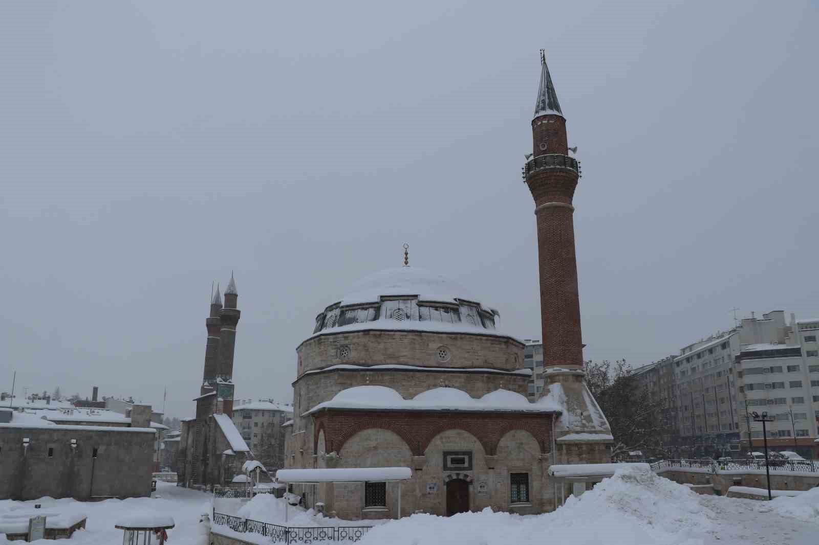 Sivas eski g&uuml;nlerine d&ouml;nd&uuml;, Tarihi Kent Meydanı karla kaplandı
