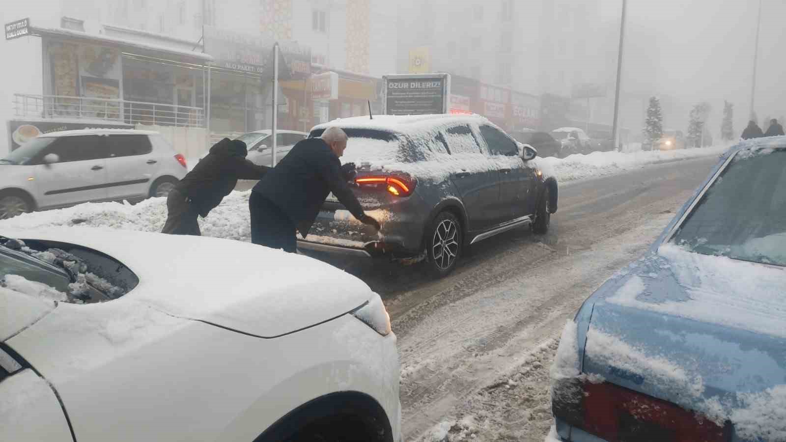 Yozgat’ta kar yağışı ve sis sürücülere zor anlar yaşattı