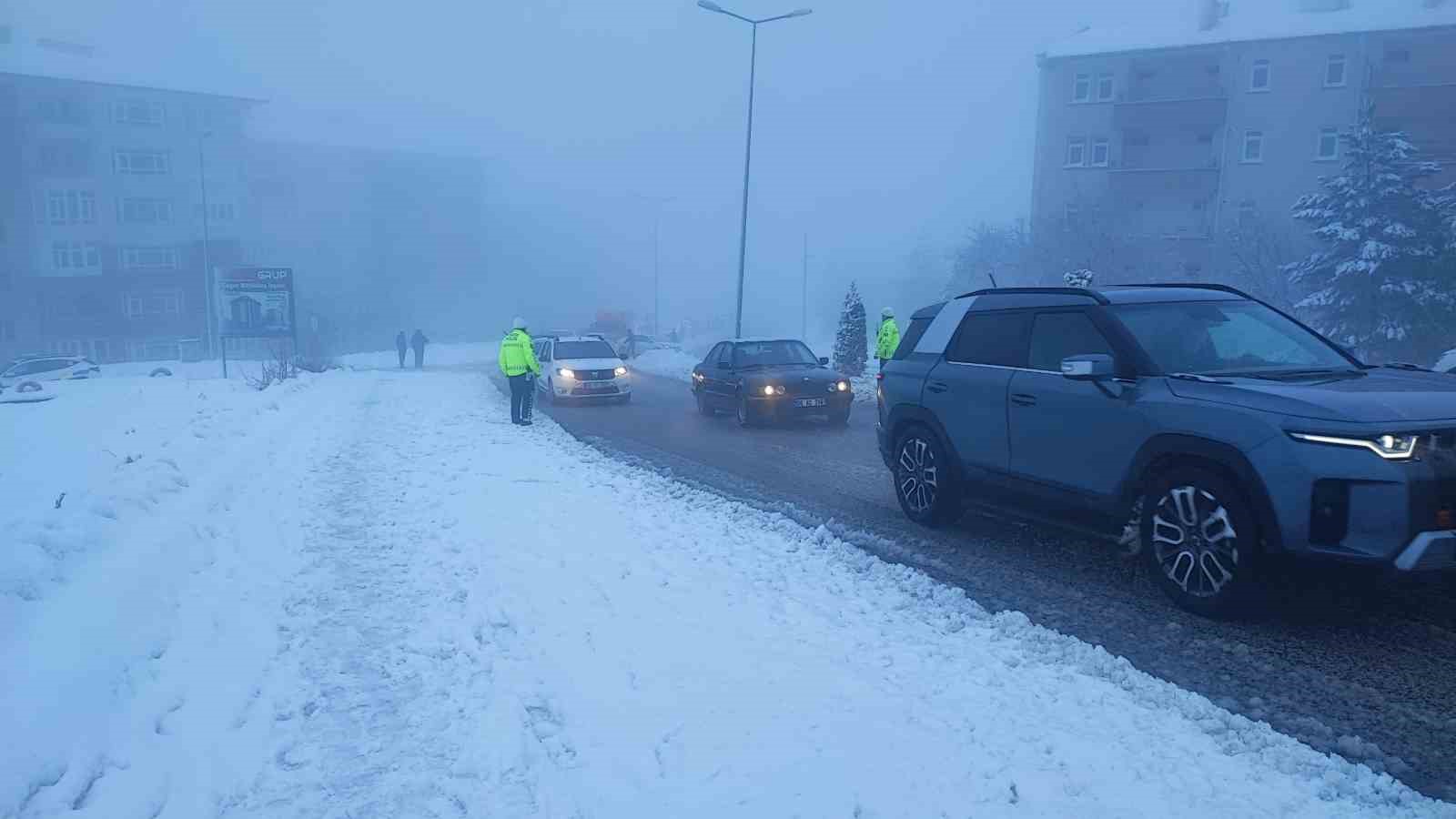 Yozgat&rsquo;ta kar yağışı ve sis s&uuml;r&uuml;c&uuml;lere zor anlar yaşattı
