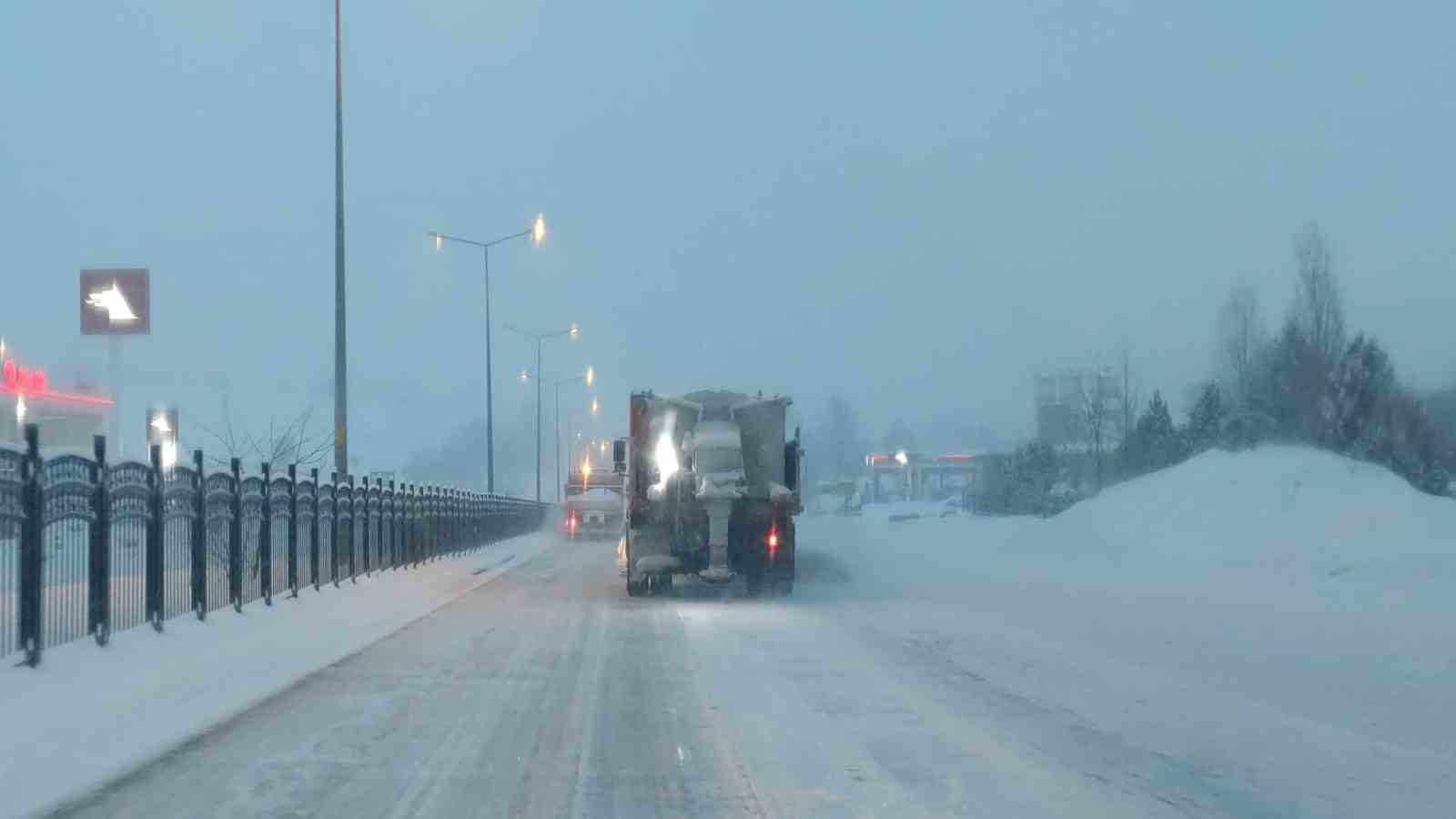Bingöl’de kar yağışı yeniden etkili oldu: Çalışmalar sabahın erken saatlerinde başladı