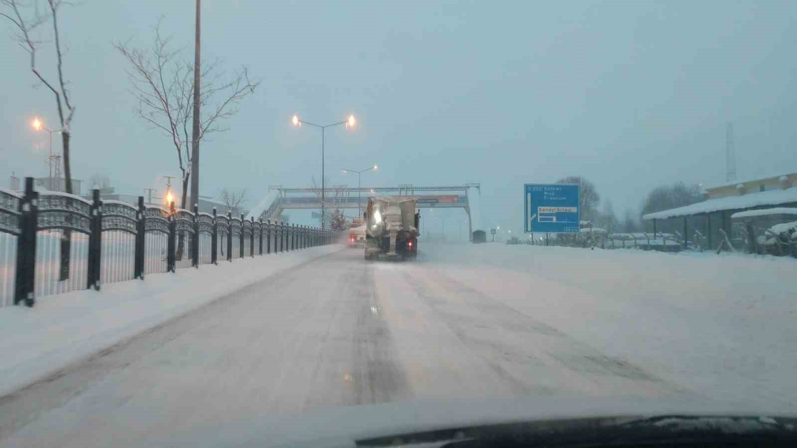 Bing&ouml;l&rsquo;de kar yağışı yeniden etkili oldu: &Ccedil;alışmalar sabahın erken saatlerinde başladı
