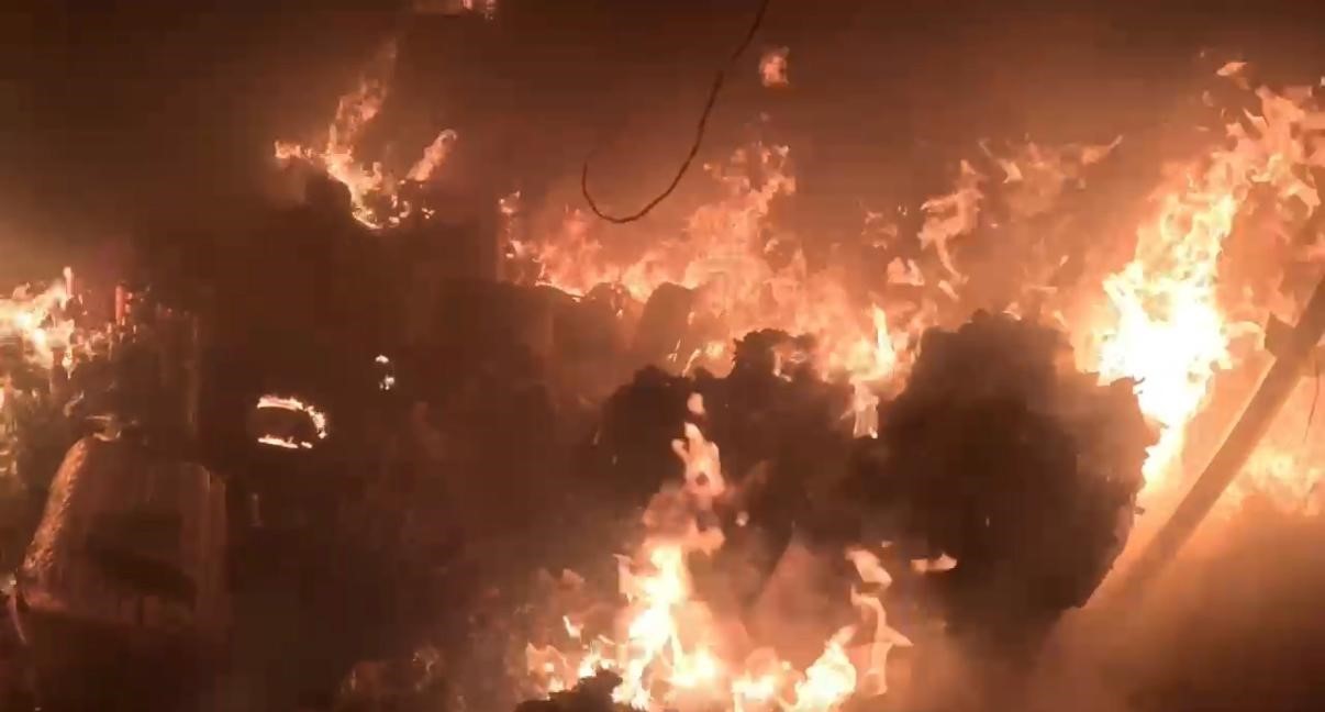 İş yerindeki yangın itfaiye erinin kask kamerasına yansıdı