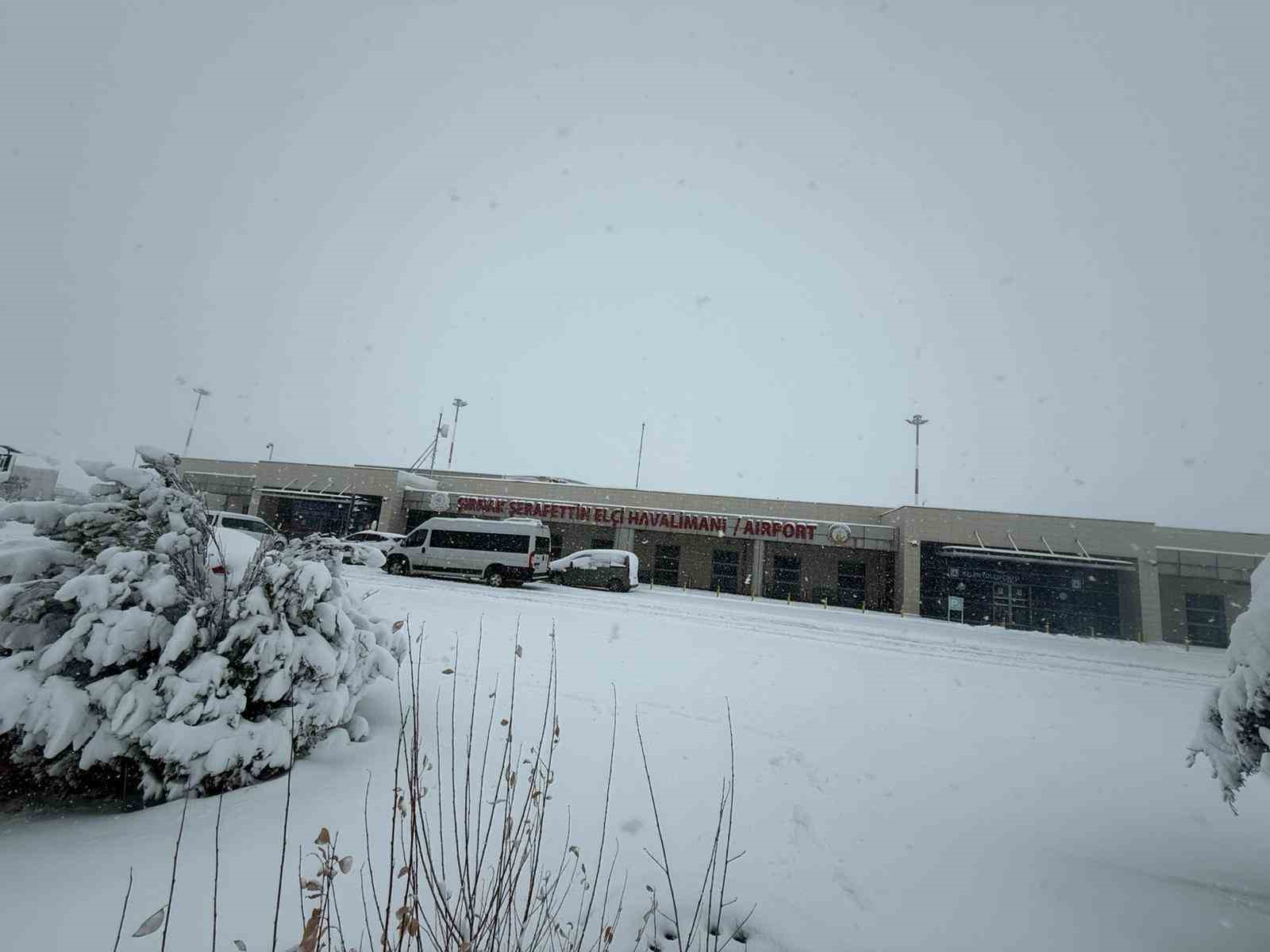 Şırnak’ta uçuşlara kar engeli