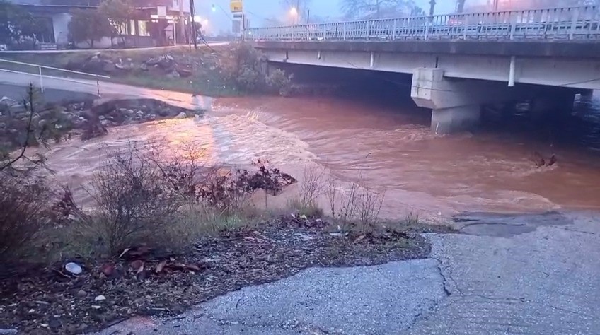 Şiddetli sağanak yağış sebebiyle Gökçe’de dere yatağında sel meydana geldi