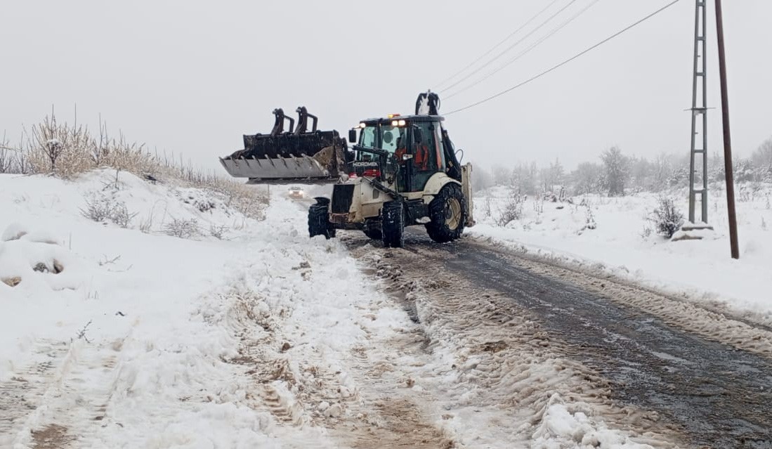 Mersin Büyükşehir Belediyesi ekipleri karla mücadeleye başladı