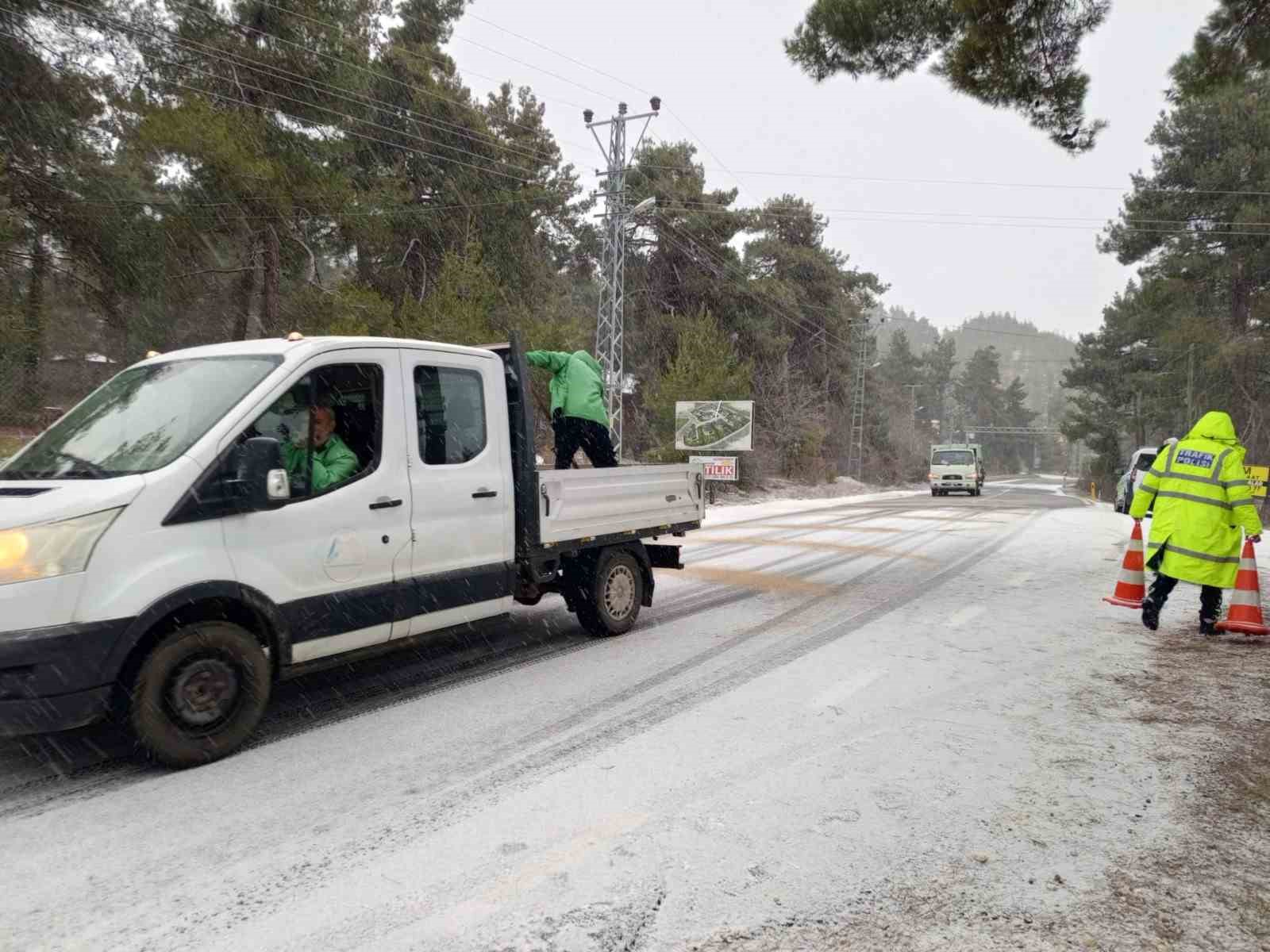 Mersin B&uuml;y&uuml;kşehir Belediyesi ekipleri karla m&uuml;cadeleye başladı
