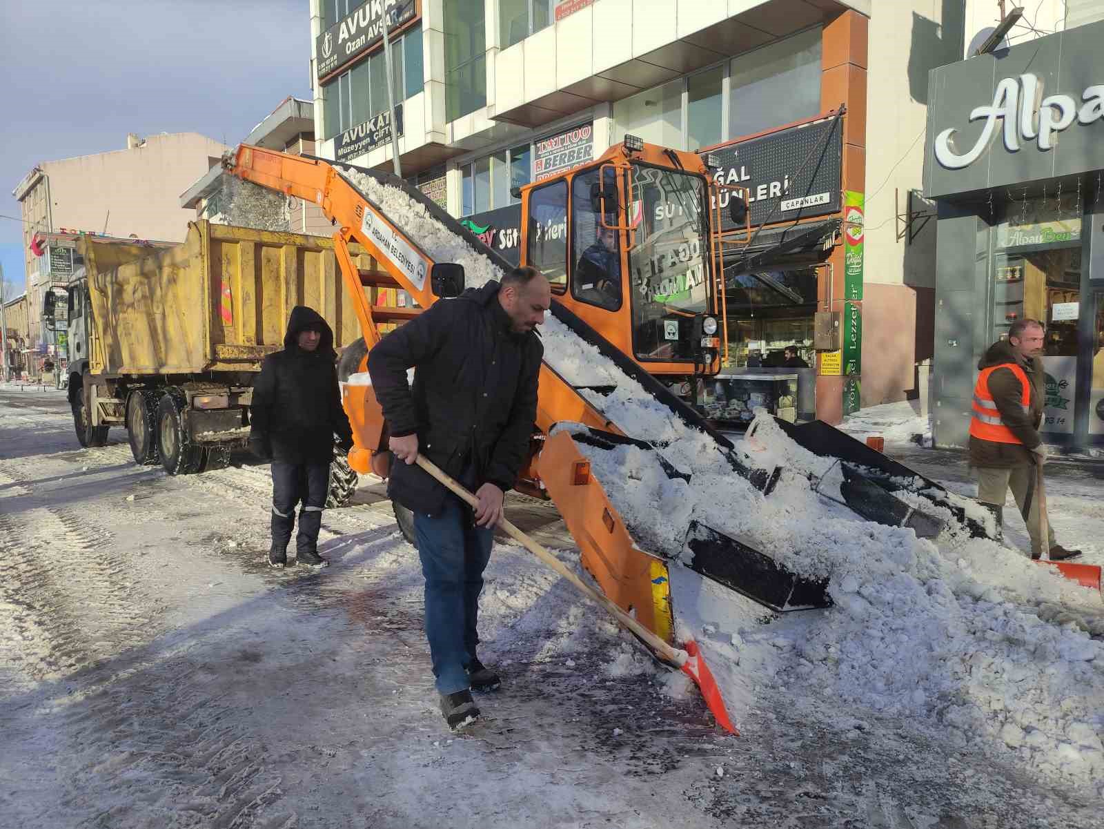 Ardahan’da 3 gün süren yağışın ardından cadde ve sokaklardaki karlar temizleniyor