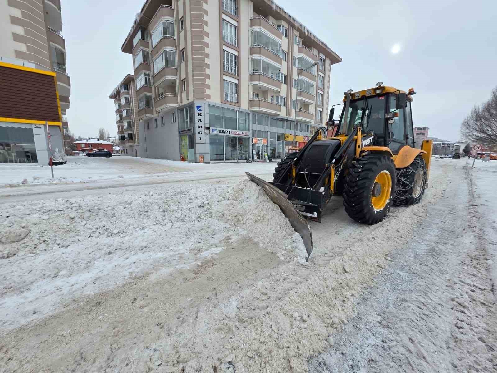 Ardahan&rsquo;da 3 g&uuml;n s&uuml;ren yağışın ardından cadde ve sokaklardaki karlar temizleniyor
