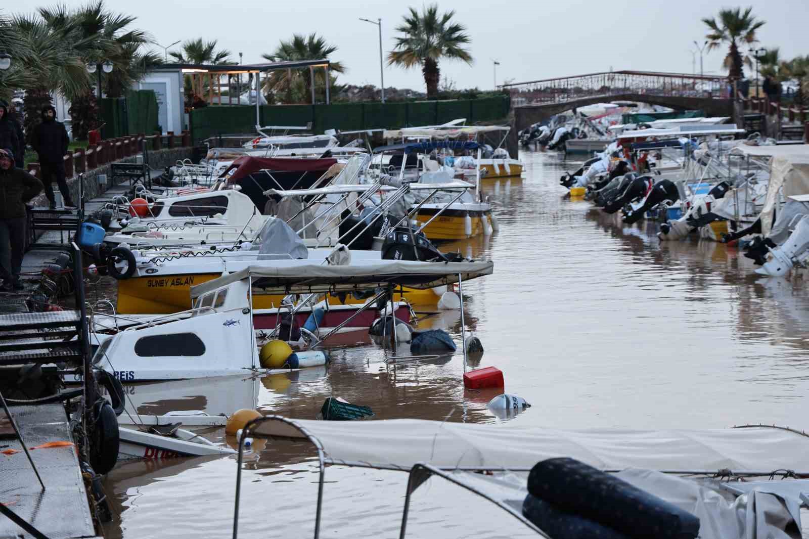 Sağanak yağış tekneleri batırdı
