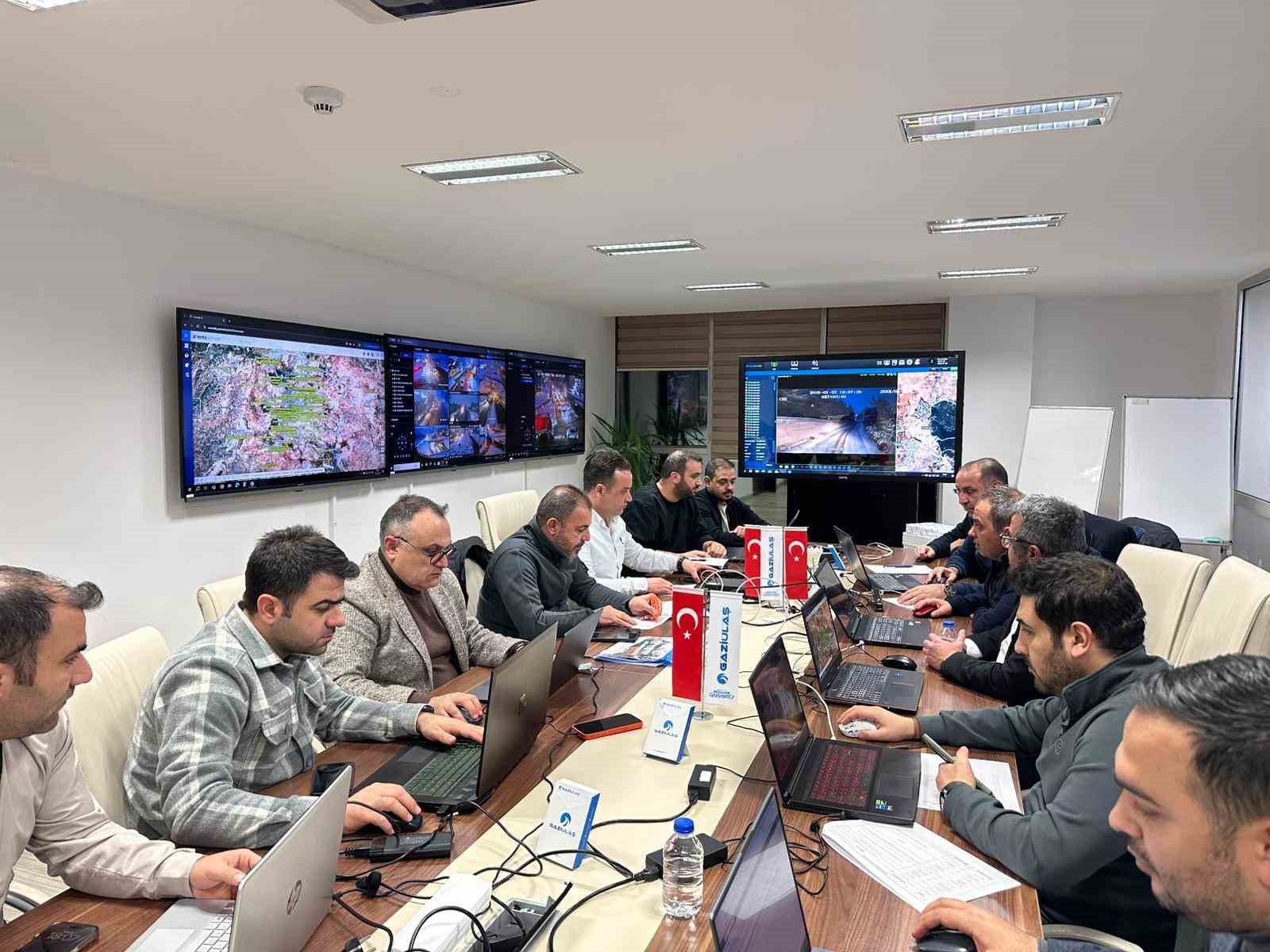 Gaziantep&rsquo;te karla m&uuml;cadele &ccedil;alışmaları aralıksız devam ediyor
