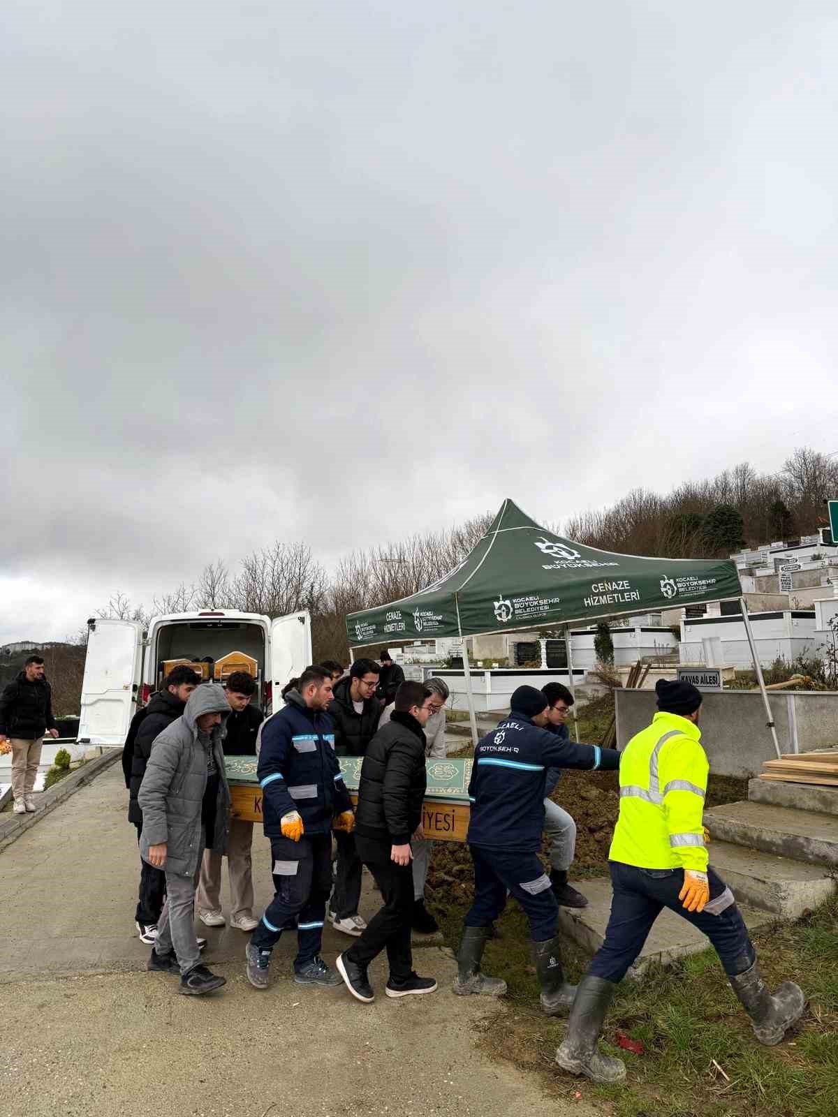 Kimsesiz vatandaşın cenazesi defnedildi, &ouml;ğrenciler eşlik etti
