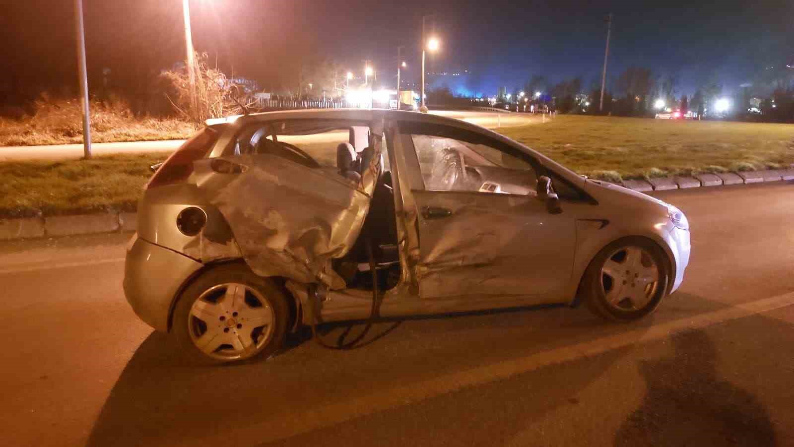 Hasta taşıyan ambulans ile otomobil &ccedil;arpıştı: 1 yaralı
