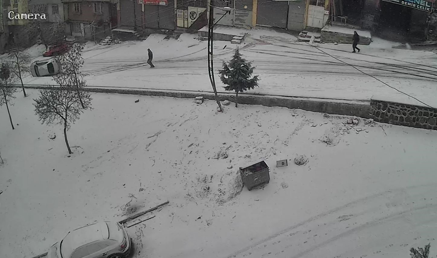 Gaziantep&rsquo;te karlı yolda feci kaza: Kayan araç kaldırıma çarparak devrildi