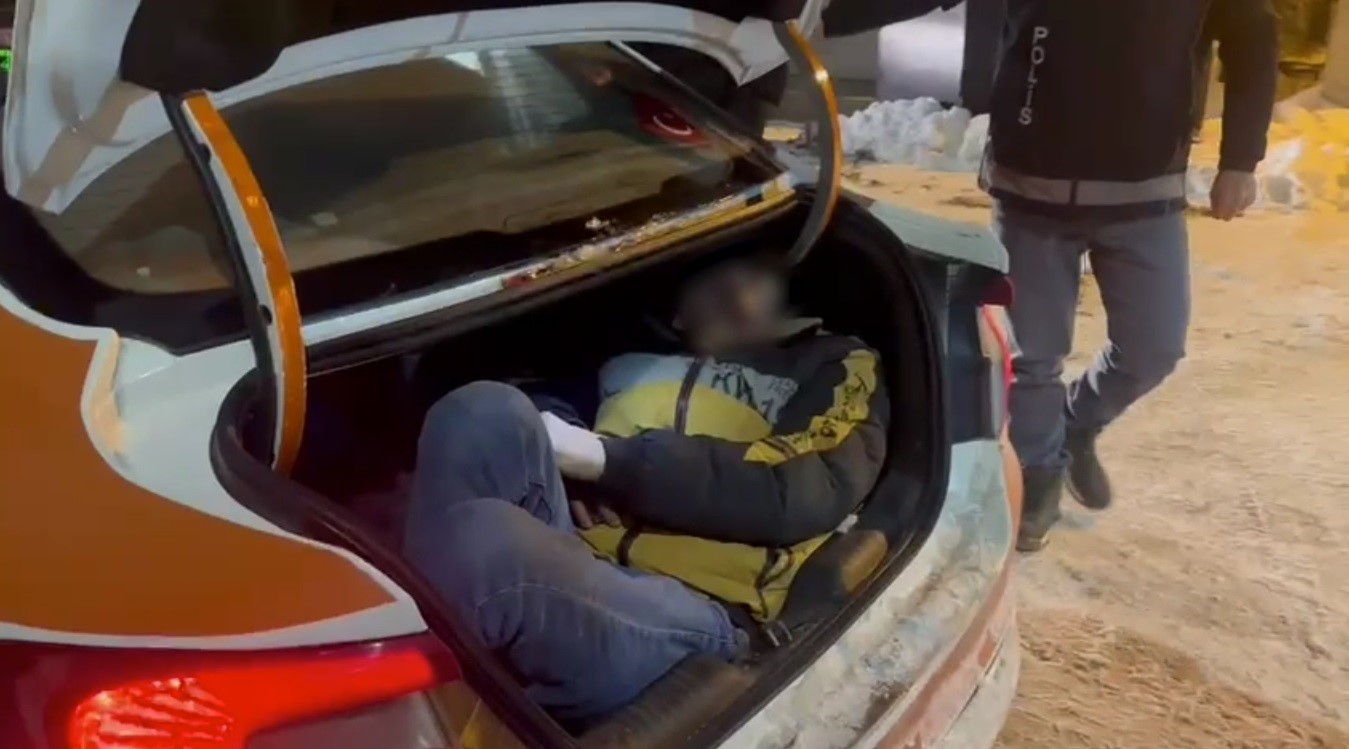 Kars&rsquo;ta taksi bagajından d&uuml;zensiz g&ouml;&ccedil;men &ccedil;ıktı
