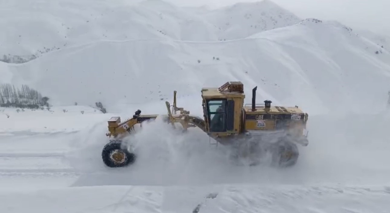 Hakkari kar yağışı: 42 yerleşim yerinin yolu kapandı