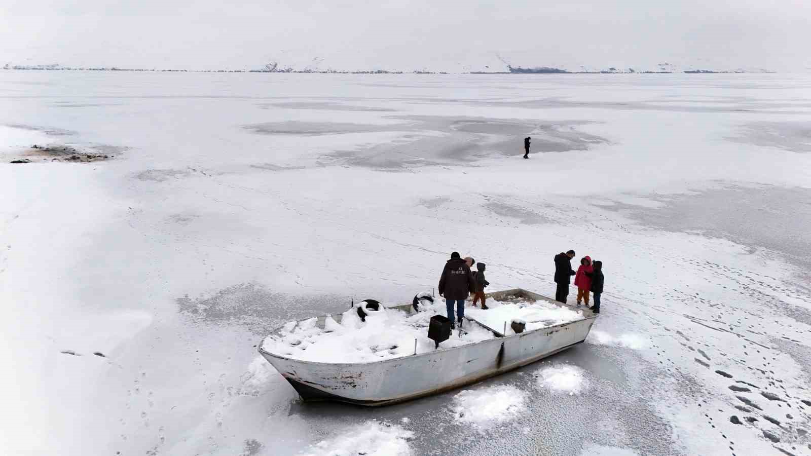 Nazik G&ouml;l&uuml; tamamen dondu
