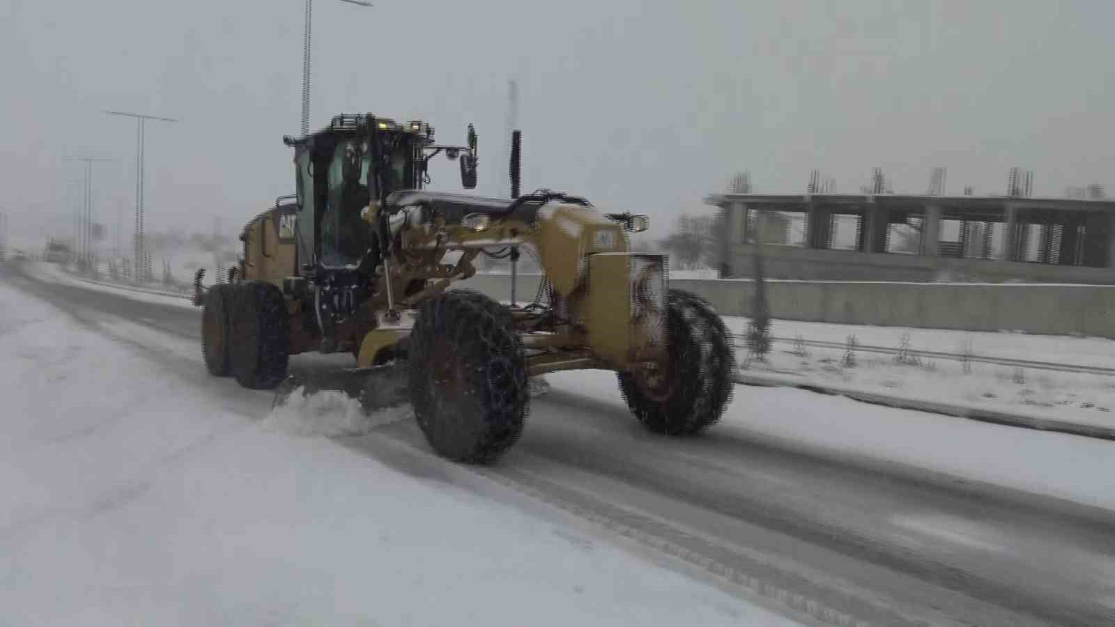Batman&rsquo;da kar teyakkuzu: Ayrancı Ge&ccedil;idi&rsquo;nde "zincir" denetimi, k&ouml;y yollarında kurtarma operasyonu
