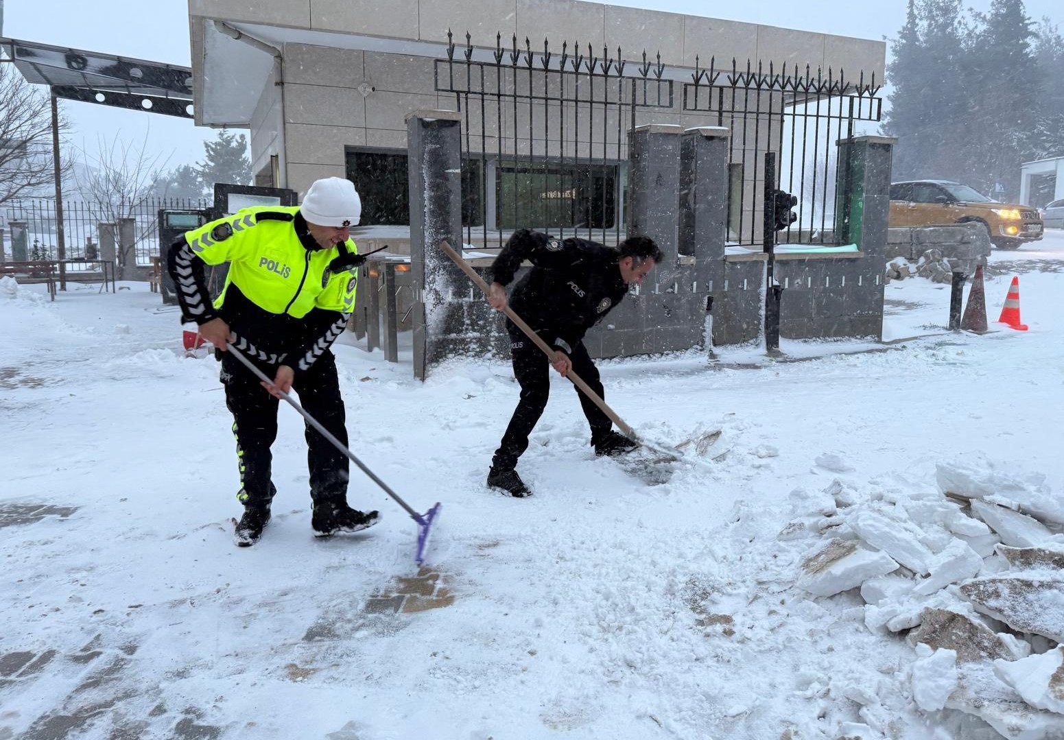 Osmaniye’de polisler kürek aldı, vatandaşın yolunu açtı