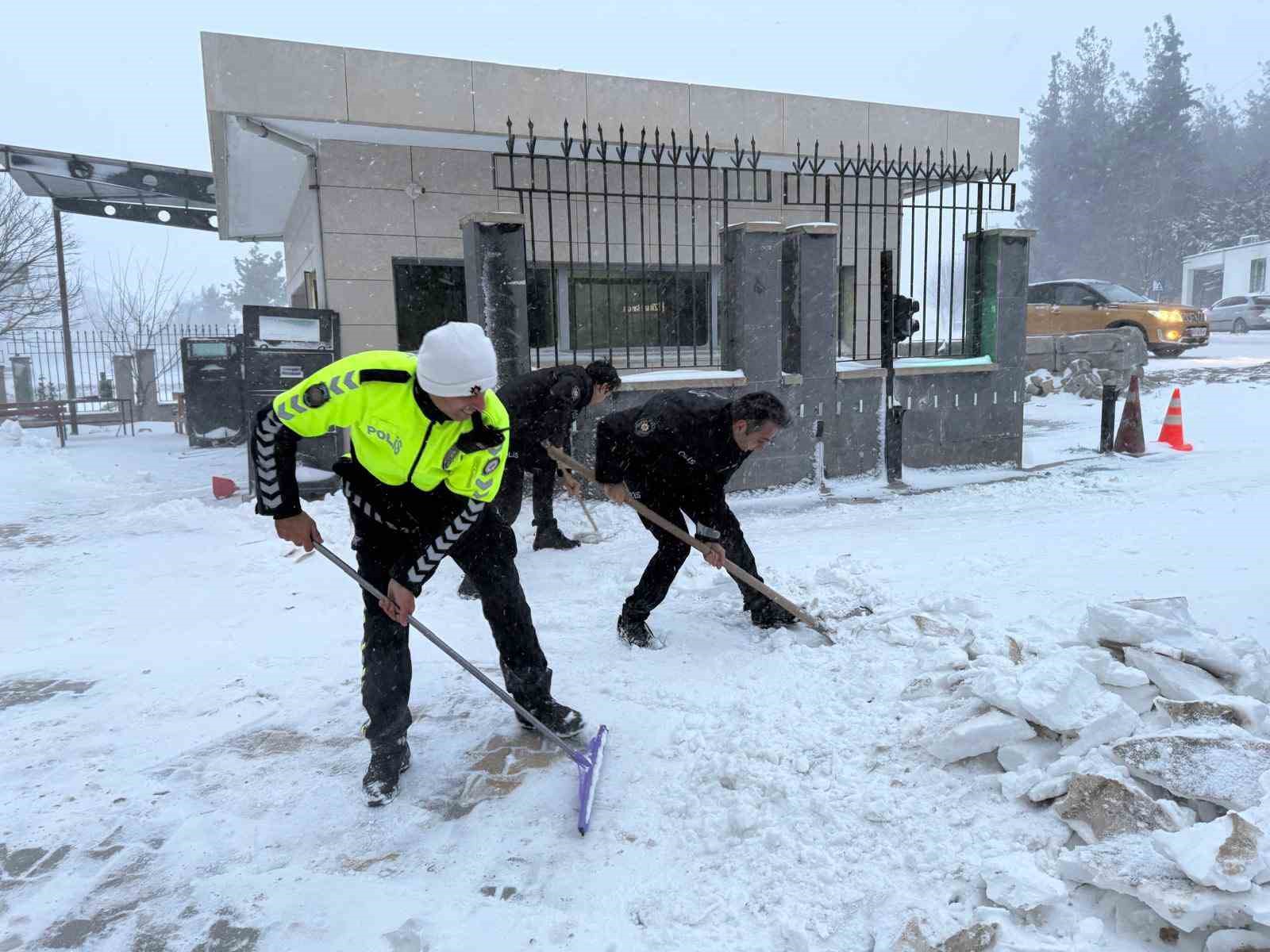Osmaniye’de polisler kürek aldı, vatandaşın yolunu açtı