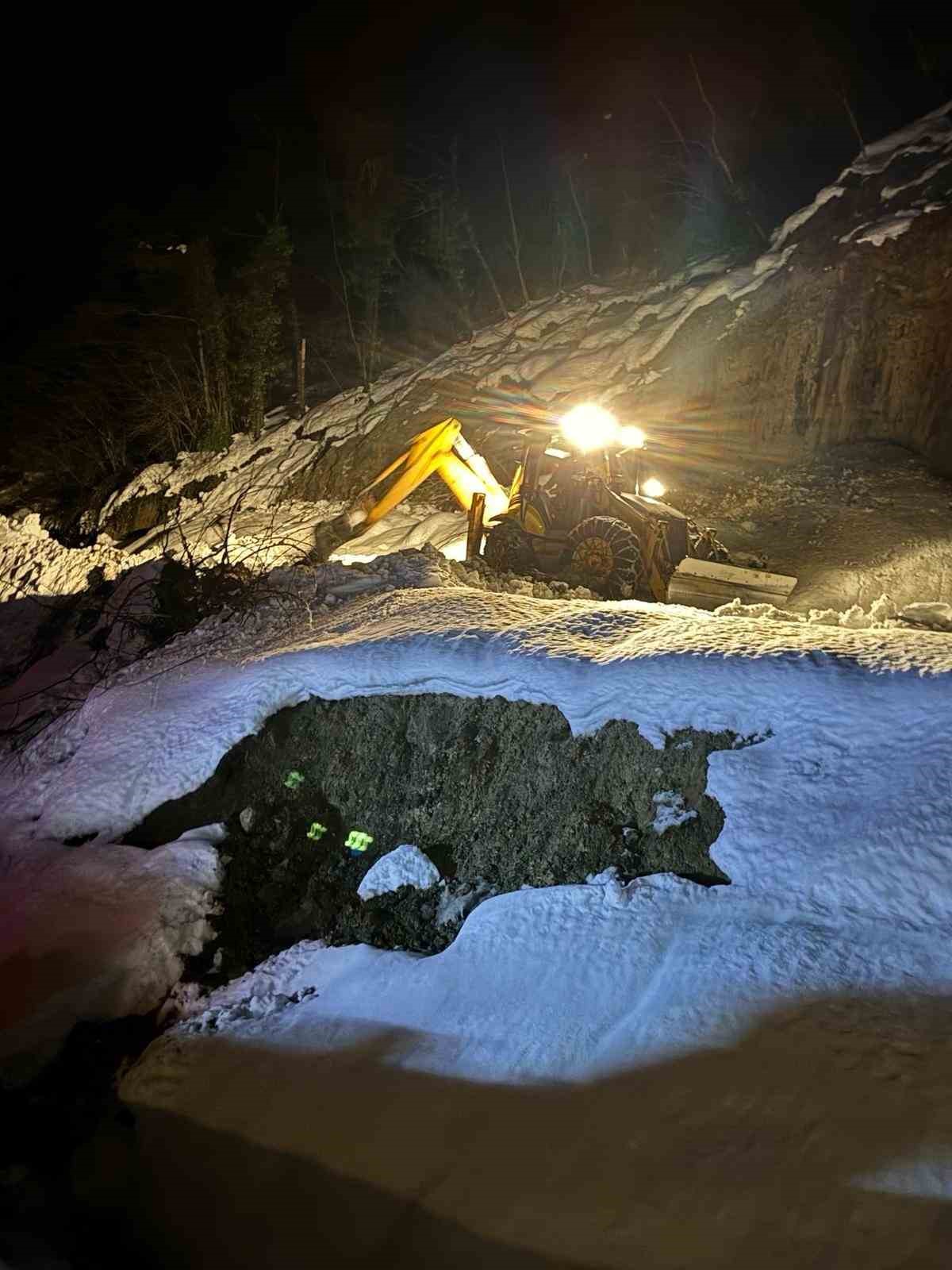 Türkeli’de heyelandan kapanan yol yeniden ulaşıma açıldı