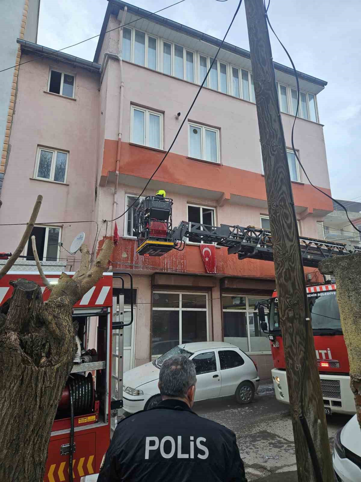 İtfaiye erleri yangında Türk Bayraklarını zarar görmemesi için topladı